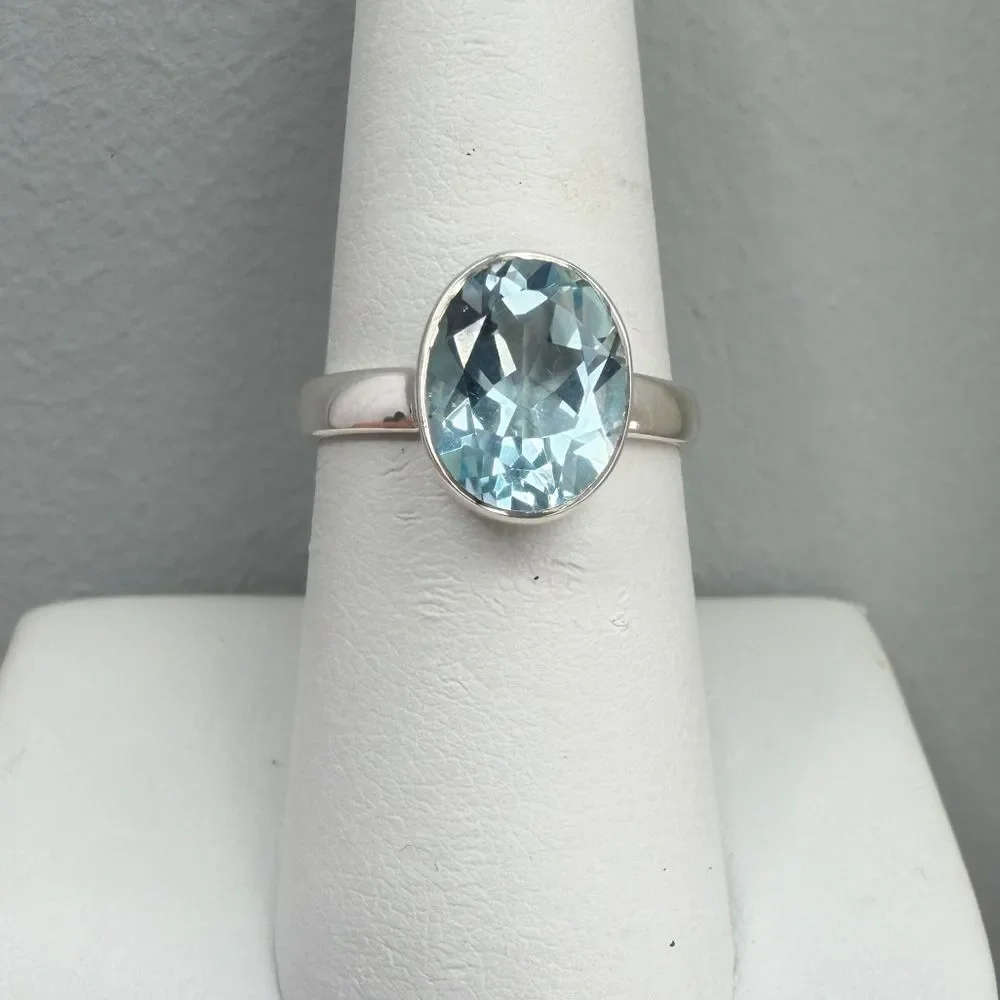 NWT 8x10.5mm oval‎ cut faceted blue topaz solitaire ring in sterling silver!